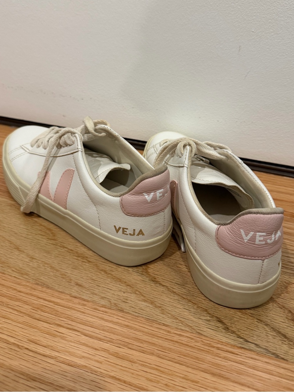 VEJA Women's Campo Sneaker in white and pink size EU 37 US 6